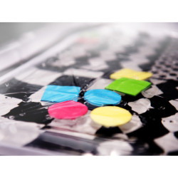 Nafukovacia podložka do vody s kontrastnými čiernymi a bielymi vzormi 65 cm x 50 cm