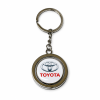 Kovová kľúčenka so živicovou nálepkou s logom auta. Ideálna ako malý darček pre každého majiteľa Toyoty.